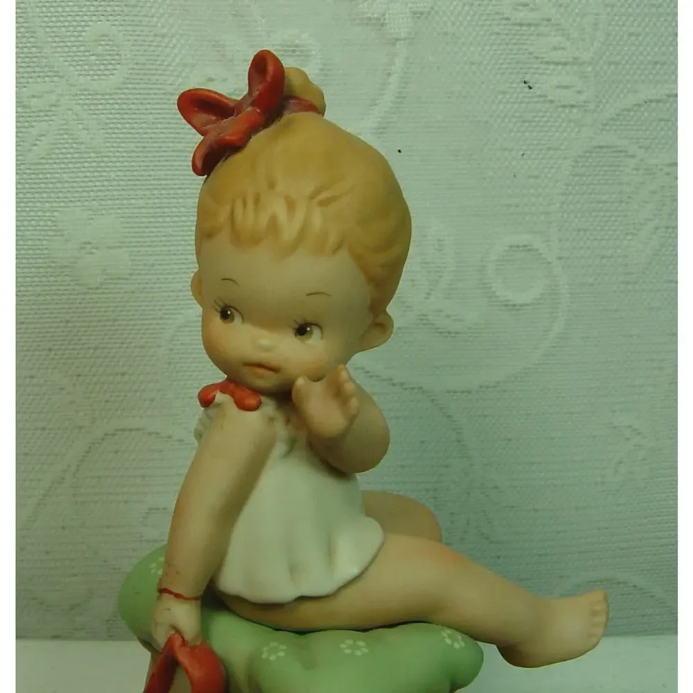 MEMORIES OF YESTERDAY FIGURINE-SITTING PRETTY-1990